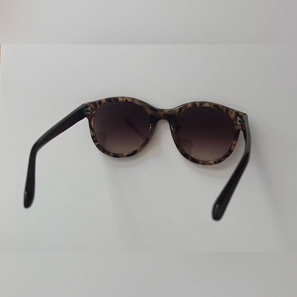 FOSSIL FW99 Round Tortoise Shell Sunglasses Gradient Lens